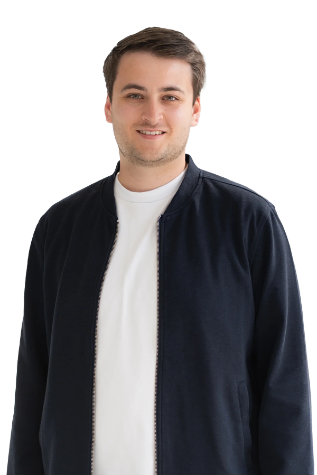 Junger Mann mit kurzem braunem Haar trägt weißes T-Shirt und schwarze Jacke und lächelt in die Kamera.