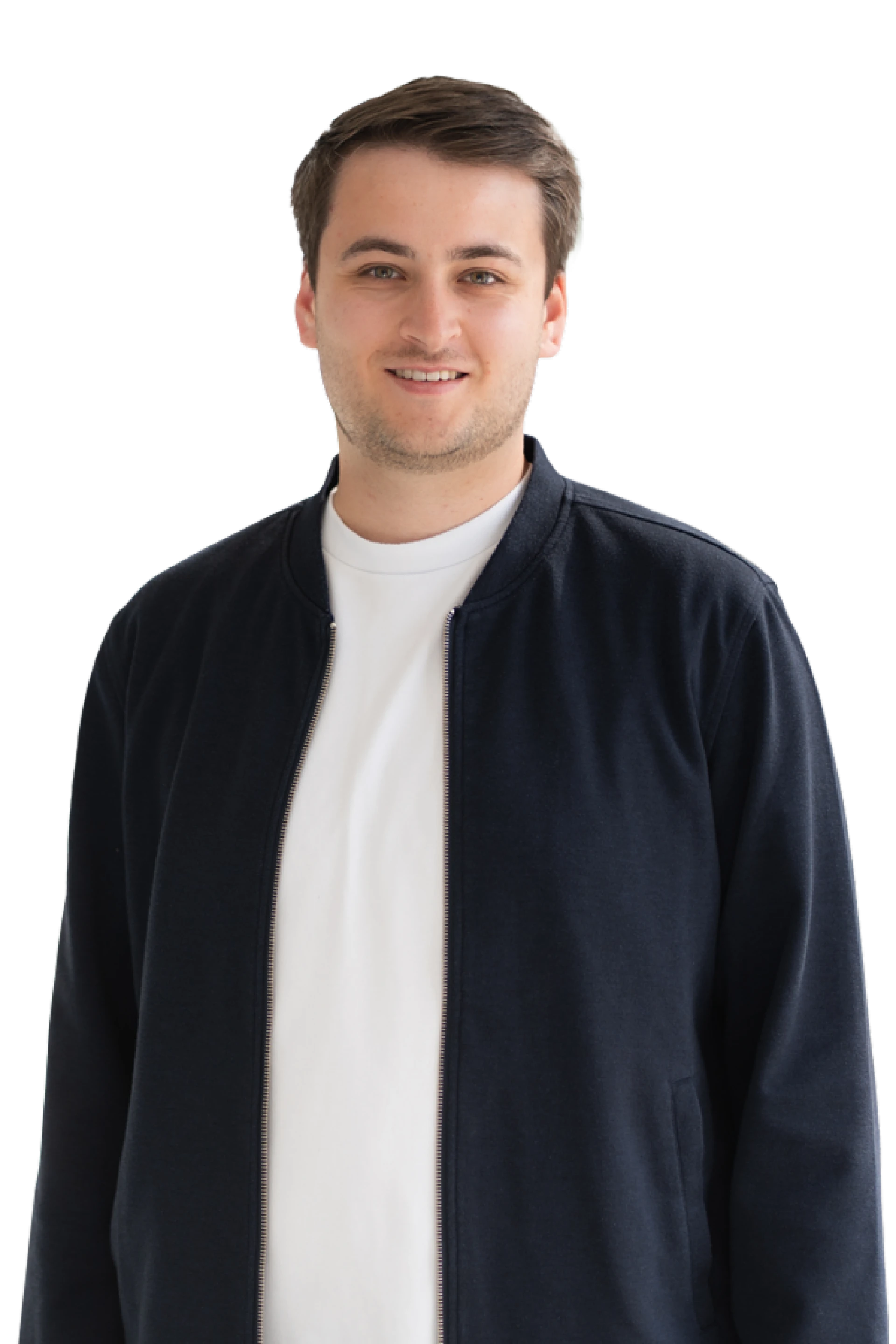 Junger Mann mit kurzem braunem Haar trägt weißes T-Shirt und schwarze Jacke und lächelt in die Kamera.