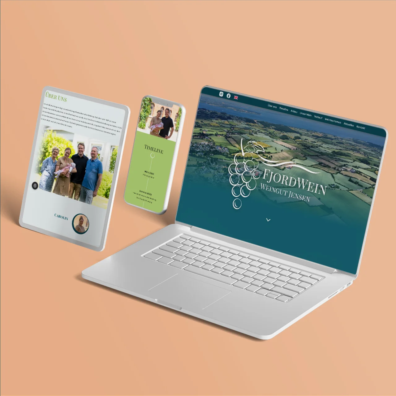 Laptop mit Website von Weingut Jensen namens Fjordwein, daneben zwei Smartphone-Displays mit Porträt und Texten auf grünem Hintergrund.