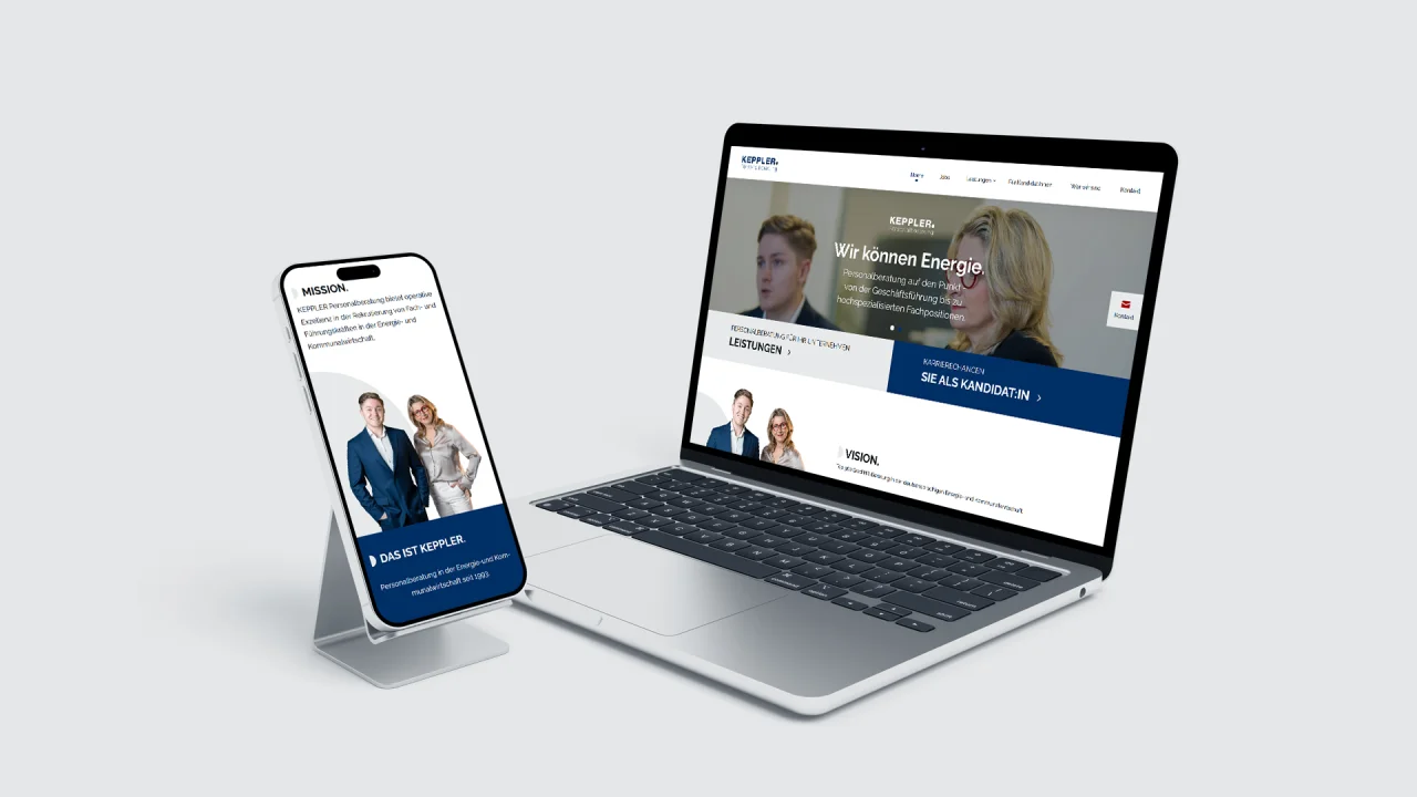 Laptop und Smartphone zeigen die Website der Personalberatung Keppler mit Fotos von zwei Personen und Texten auf weißem Hintergrund.