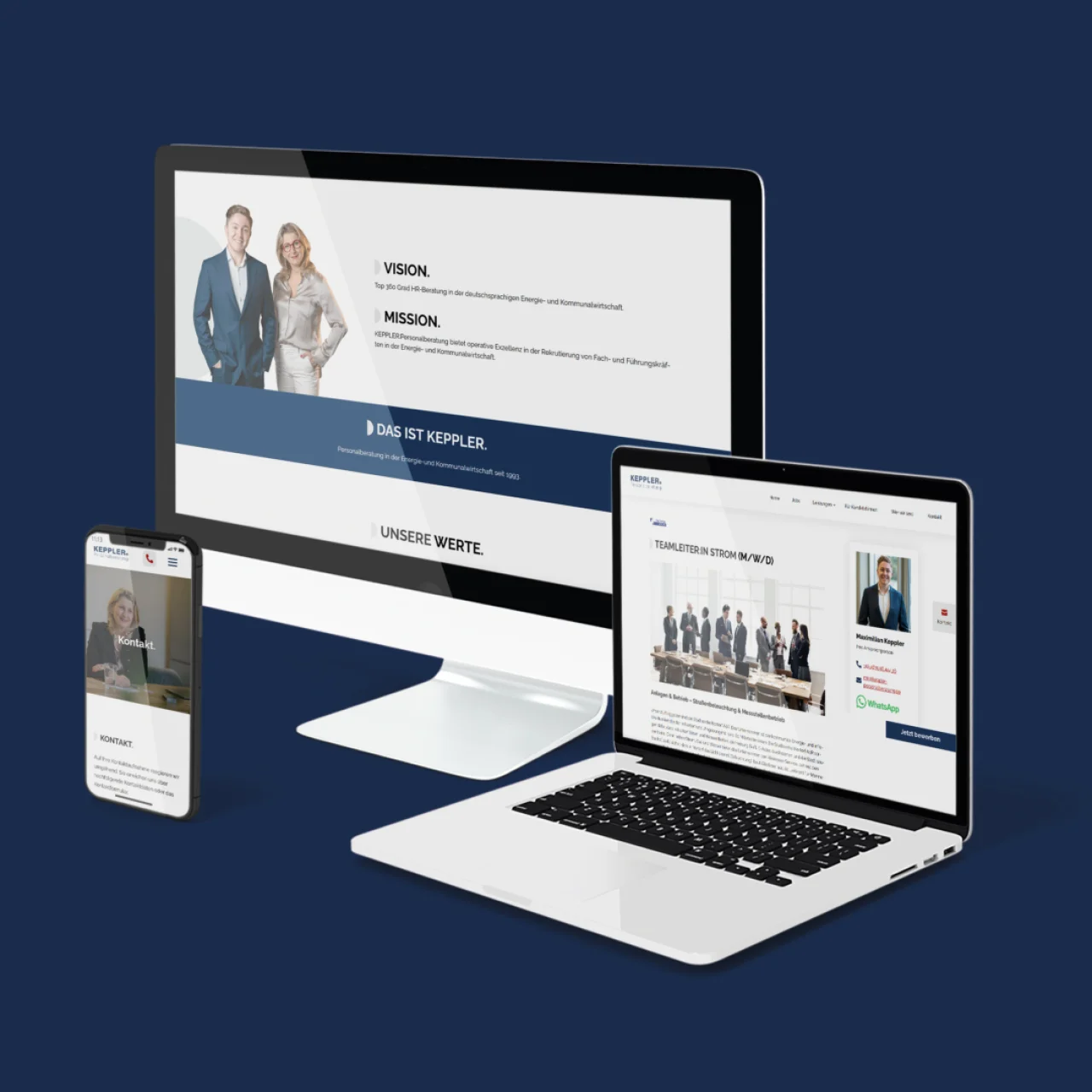 Drei digitale Geräte mit der Website der Personalberatung Keppler, darunter ein Smartphone, ein Desktop-Monitor und ein Laptop, auf blauem Hintergrund.
