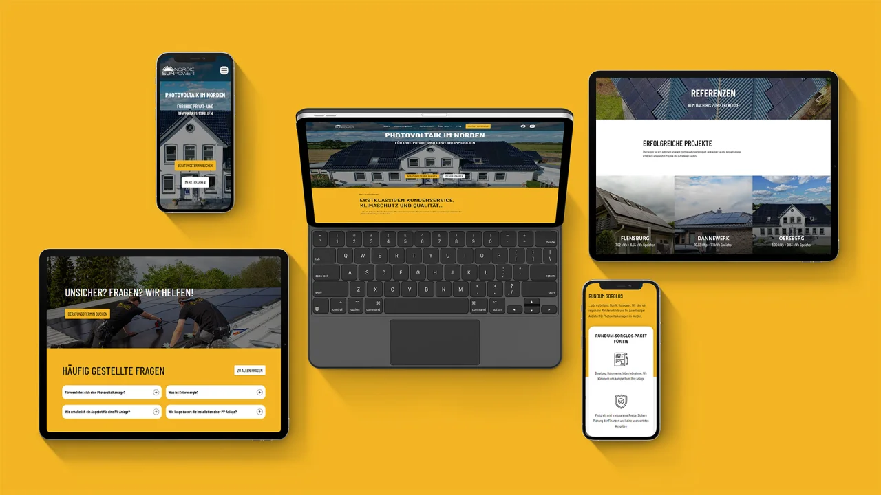 Mehrere digitale Geräte mit einer Webseite zu Solarenergie und Photovoltaik, darunter Smartphone, Tablet, Laptop und ein weiteres Tablet mit FAQ-Bereich