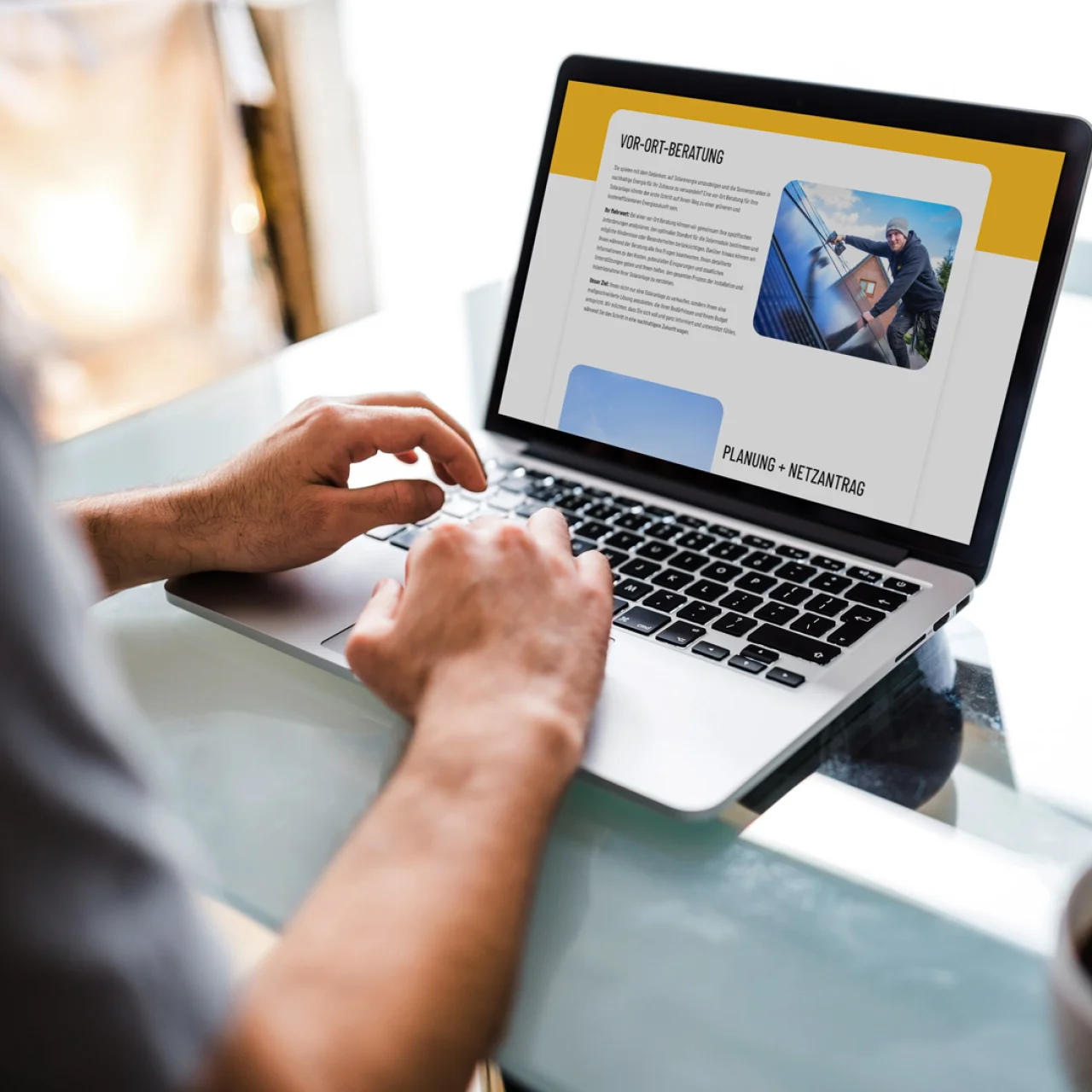 Person tippt auf Laptop mit Webseite zu Vor-Ort-Beratung und Planung von Solaranlagen
