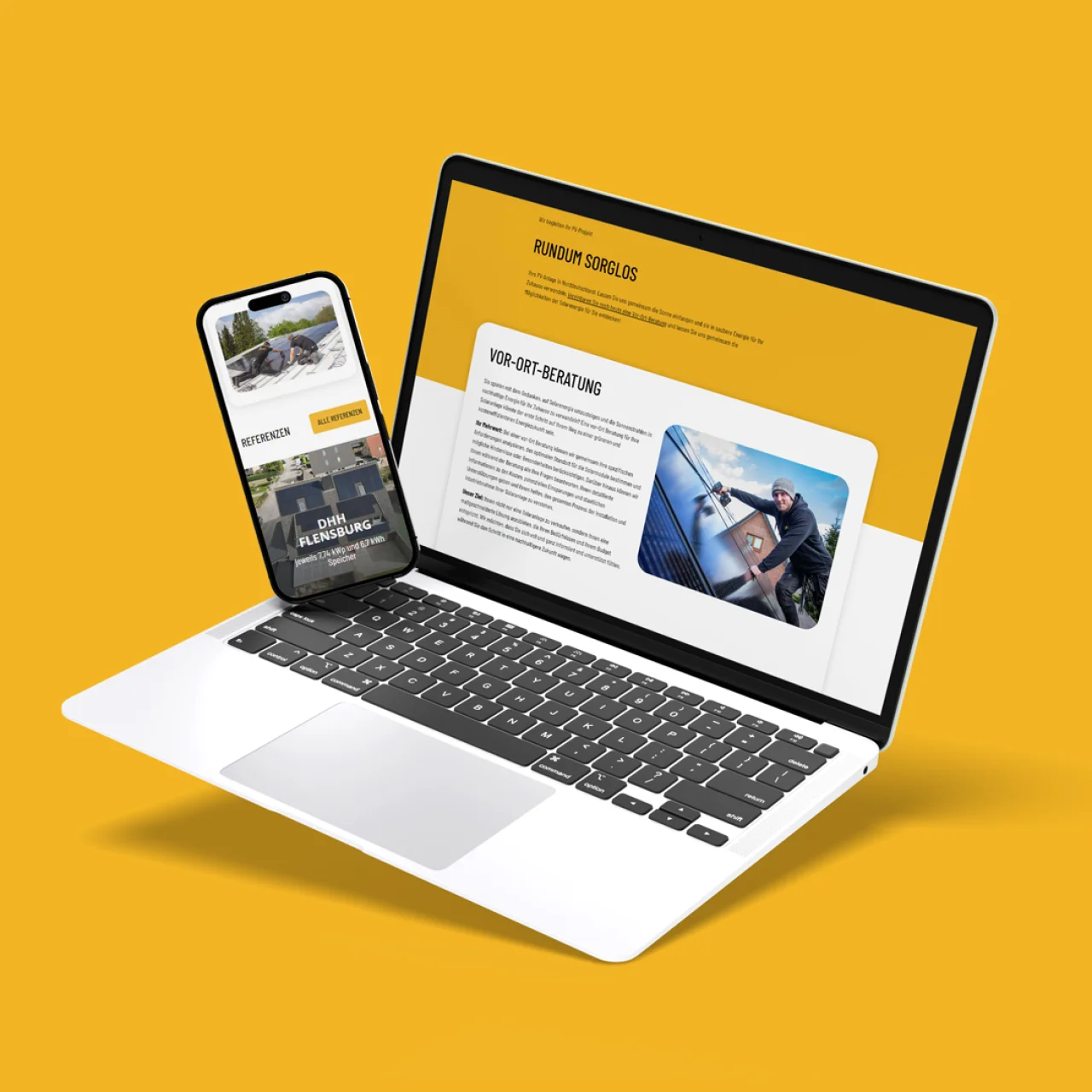 Laptop und Smartphone mit Website-Layout auf gelbem Hintergrund, Laptop zeigt Text und Bild eines Mannes auf Solarpanel, Smartphone zeigt Gebäudefoto und Text