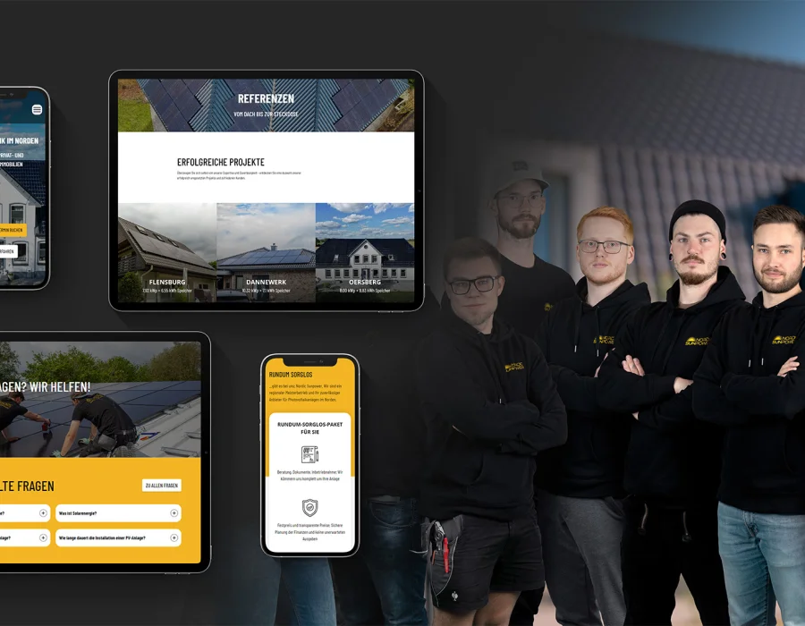Gruppe von sechs Männern in schwarzer Arbeitskleidung vor einem Hausdach sowie vier digitale Geräte mit Webseitenansichten zu Solarprojekten und Kundenfragen