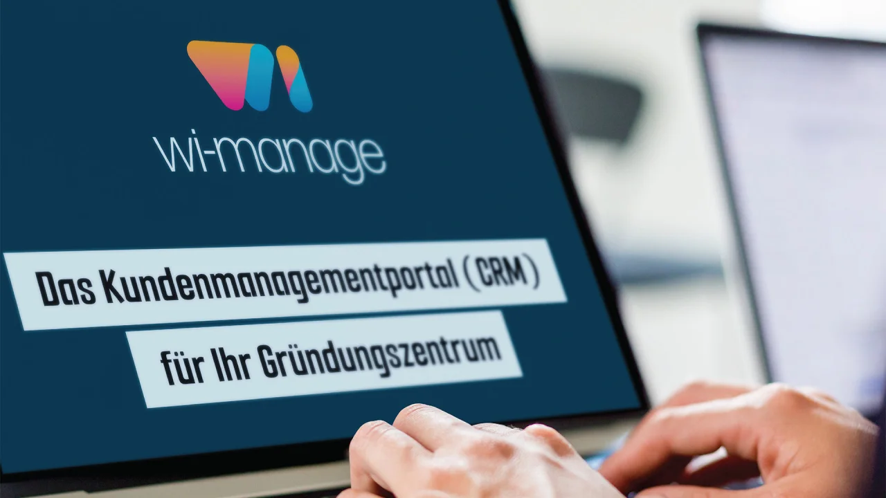 Laptop-Bildschirm zeigt das Logo wi-manage und den Text „Das Kundenmanagementportal (CRM) für Ihr Gründungszentrum“.